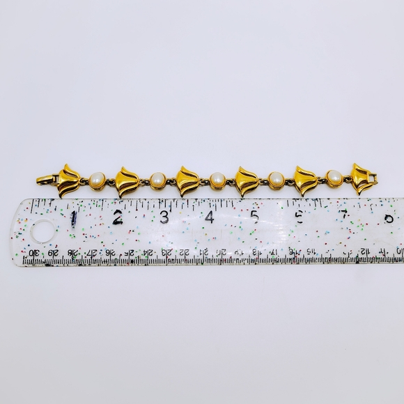 Elegant Vintage Monet Gold and Pearl Bracelet - Picture 4 of 4